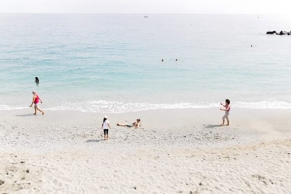Quelles plages offrent les meilleures installations pour les familles avec jeunes enfants ?