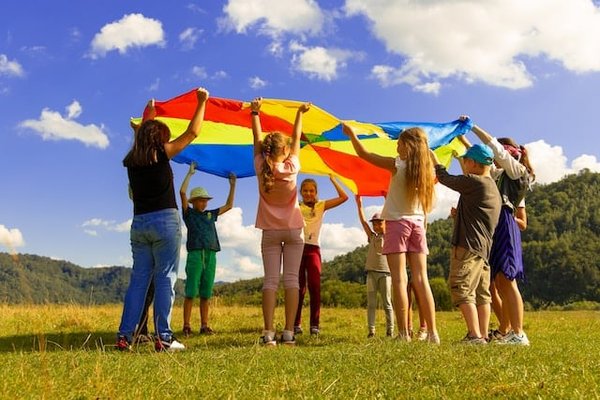Quelles activités de vacances combinent amusement et apprentissage pour les enfants ?